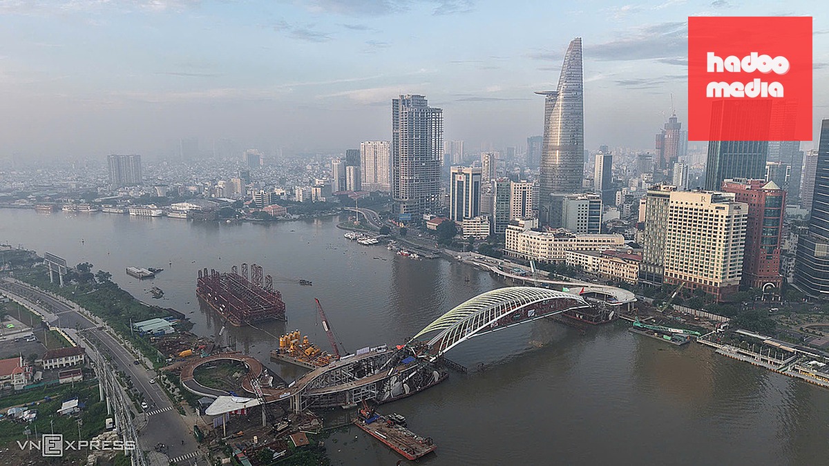 Cầu đi bộ bắc qua sông Sài Gòn sau khi hợp long, sáng 22/10. Ảnh: Thanh Tùng
