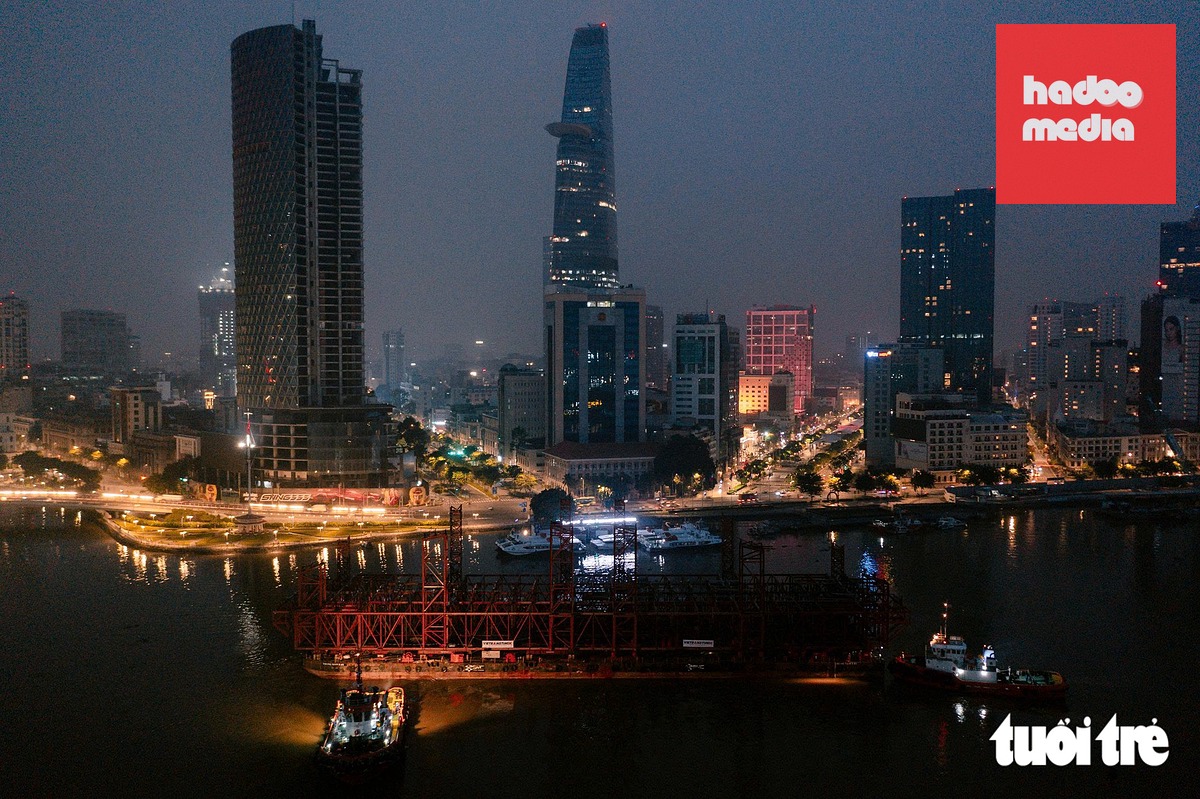 Hành trình trở về, đoàn tàu lai dắt đi theo luồng Lòng Tàu dài khoảng 100km - Ảnh: HỮU DUY