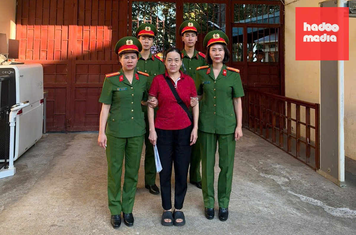 Công an thi hành các quyết định tố tụng với bị can Đàm Thị Tươi (áo đỏ)  - Ảnh: CAO THIÊN