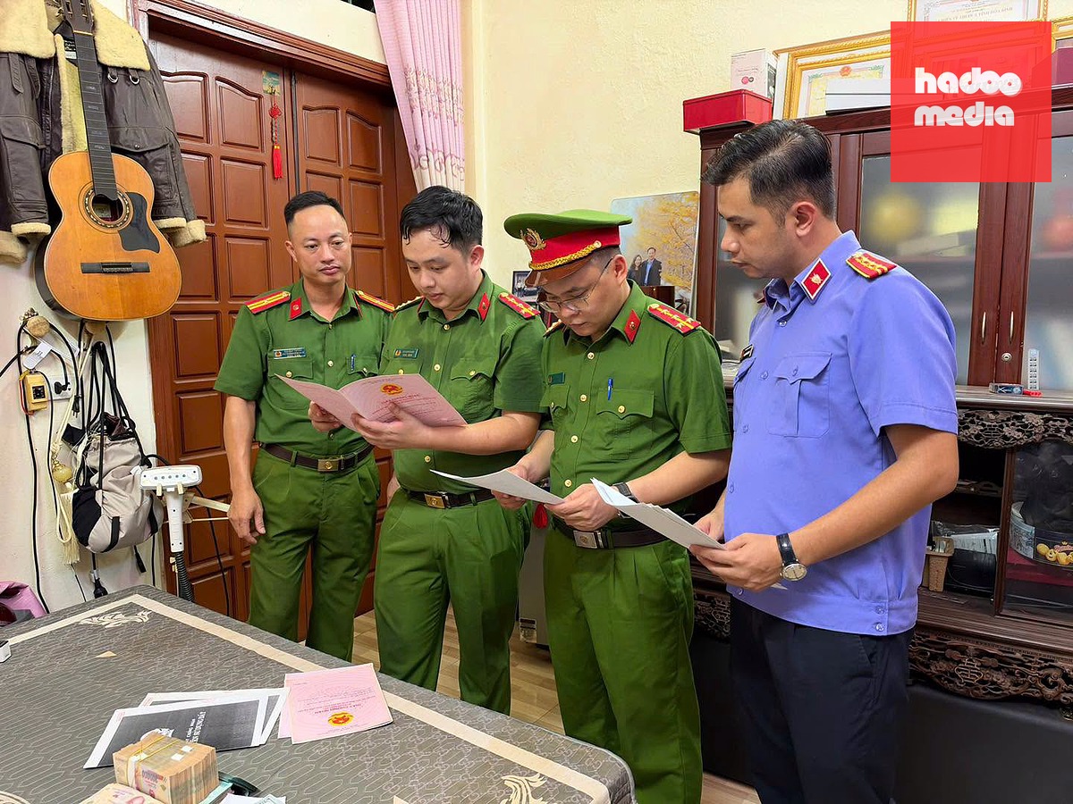 Cơ quan điều tra khám xét nhà Đinh Thanh Tùng - Ảnh: Công an tỉnh Phú Thọ