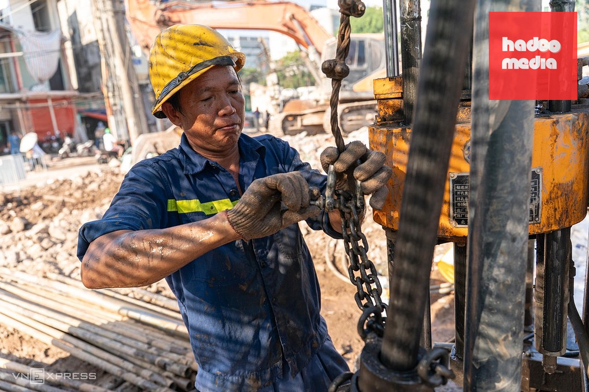 Công nhân trên công trường thi công cầu Trần Hưng Đạo (Hà Nội). Ảnh: Hoàng Giang