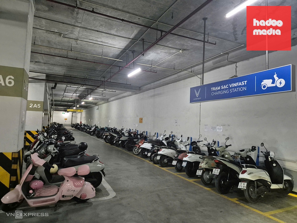 Một trạm sạc dưới hầm chung cư ở Cầu Giấy. Ảnh: Gia Chính
