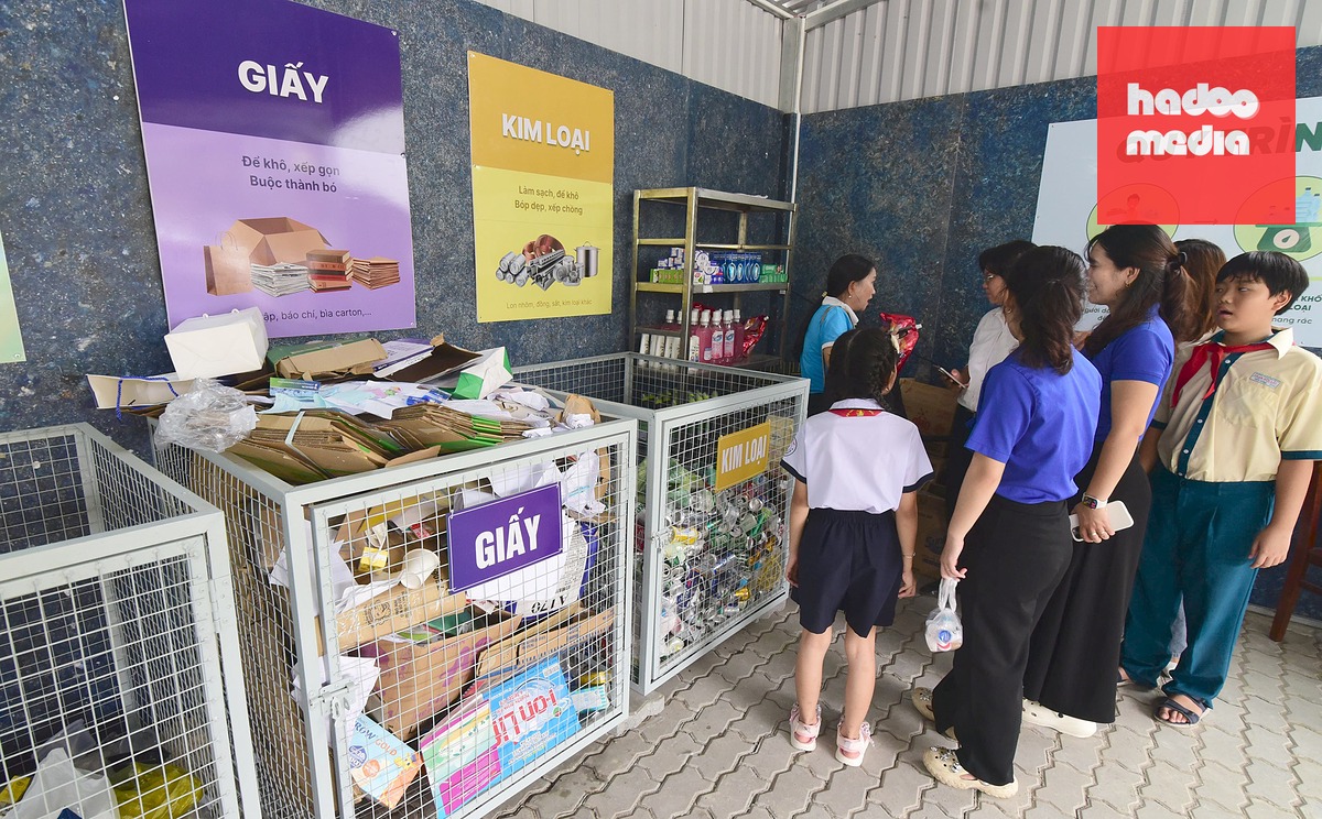 UBND phường Tân Mỹ kêu gọi mỗi người dân, mỗi hộ gia đình chủ động phân loại rác sinh hoạt tại nguồn,  để riêng các vật liệu có thể tái chế như giấy, nhựa, kim loại, giữ sạch, khô và mang đến trạm MRF theo hướng dẫn - Ảnh: LÊ PHAN