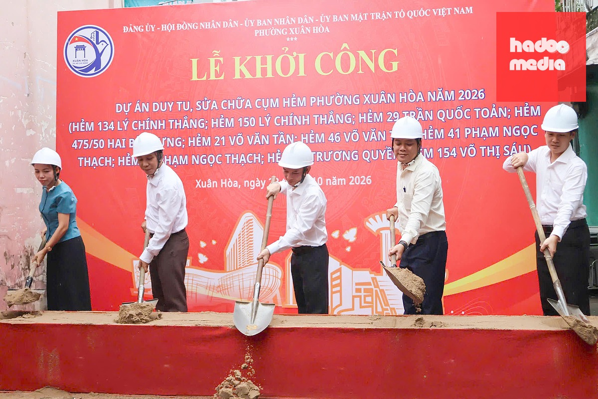 Đại diện lãnh đạo phường Xuân Hòa và các đơn vị thực hiện nghi thức khởi công dự án sáng 23-10 - Ảnh: ĐẶNG LINH