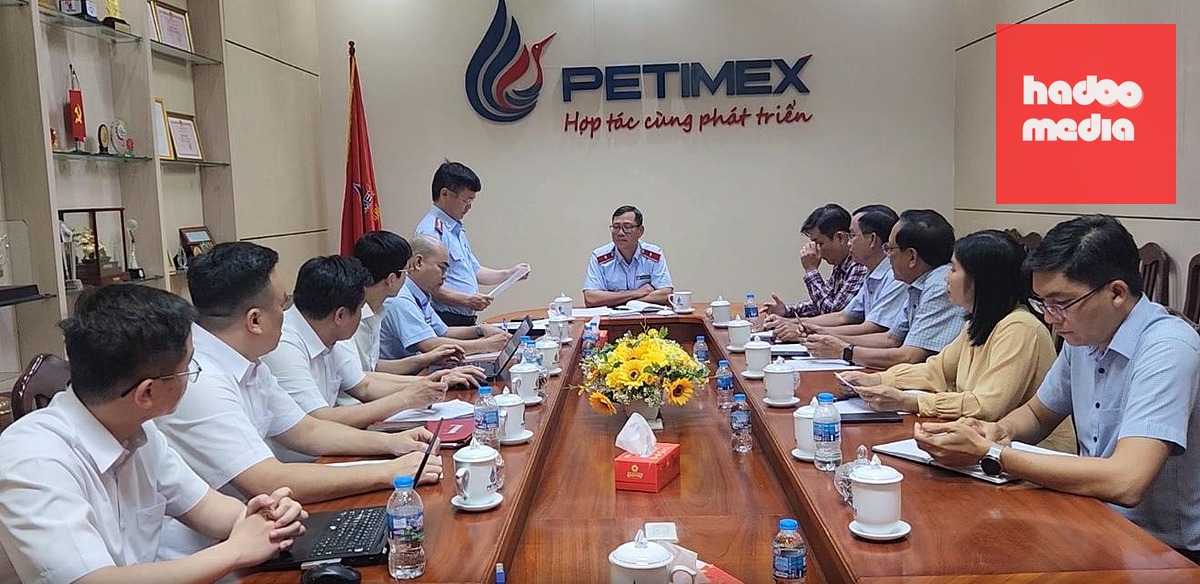 Đại diện đoàn thanh tra công bố quyết định thanh tra tại Công ty cổ phần Thương mại Dầu khí Đồng Tháp - Ảnh: TTCP