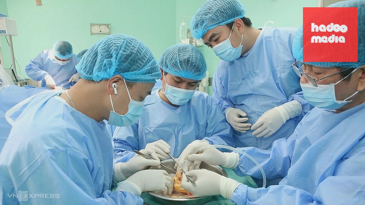 Bác sĩ phẫu thuật ghép tạng tại Bệnh viện Trung ương Huế, tháng 4/2024. Ảnh: Lan Hương