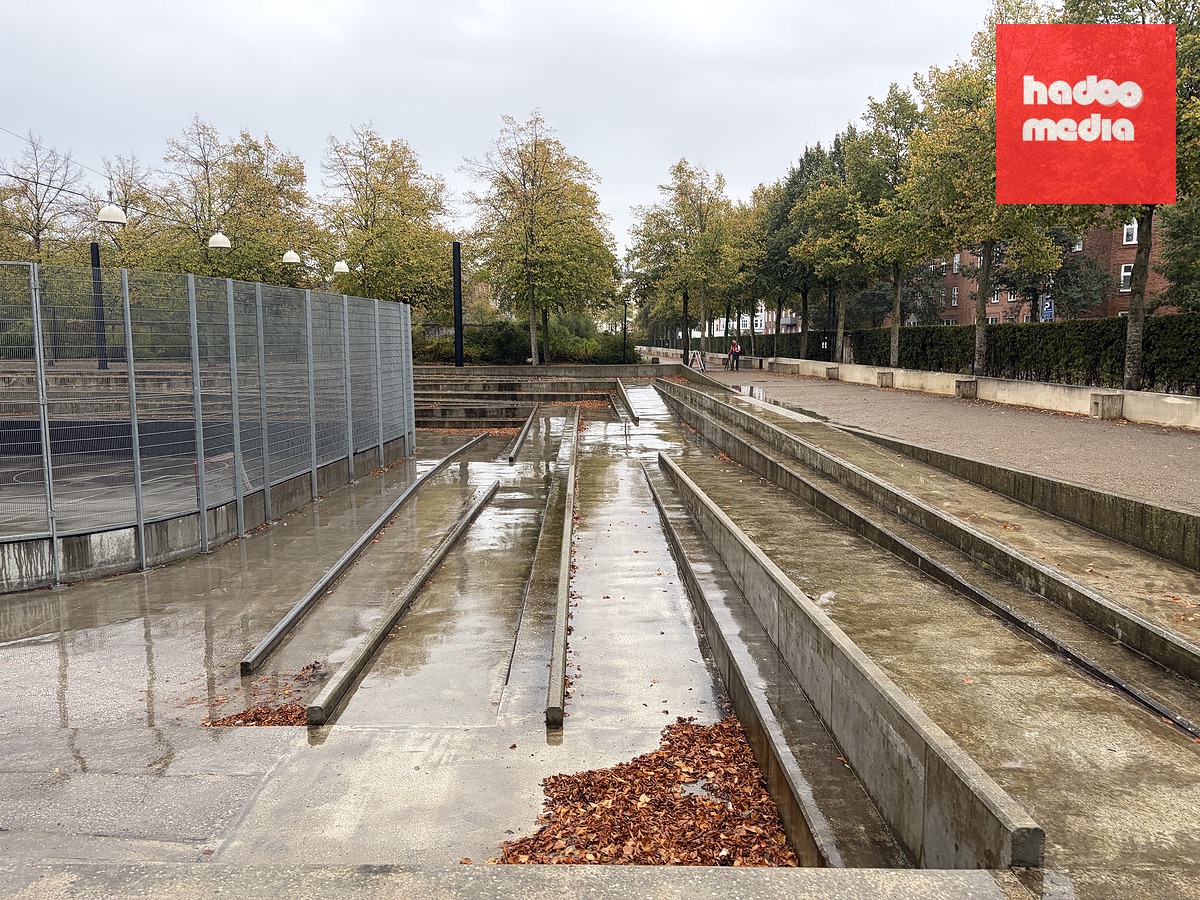 Các bậc thang dẫn xuống sân chơi và kiêm luôn nhiệm vụ dẫn nước tại Enghaveparken - Ảnh: THIRD NATURE