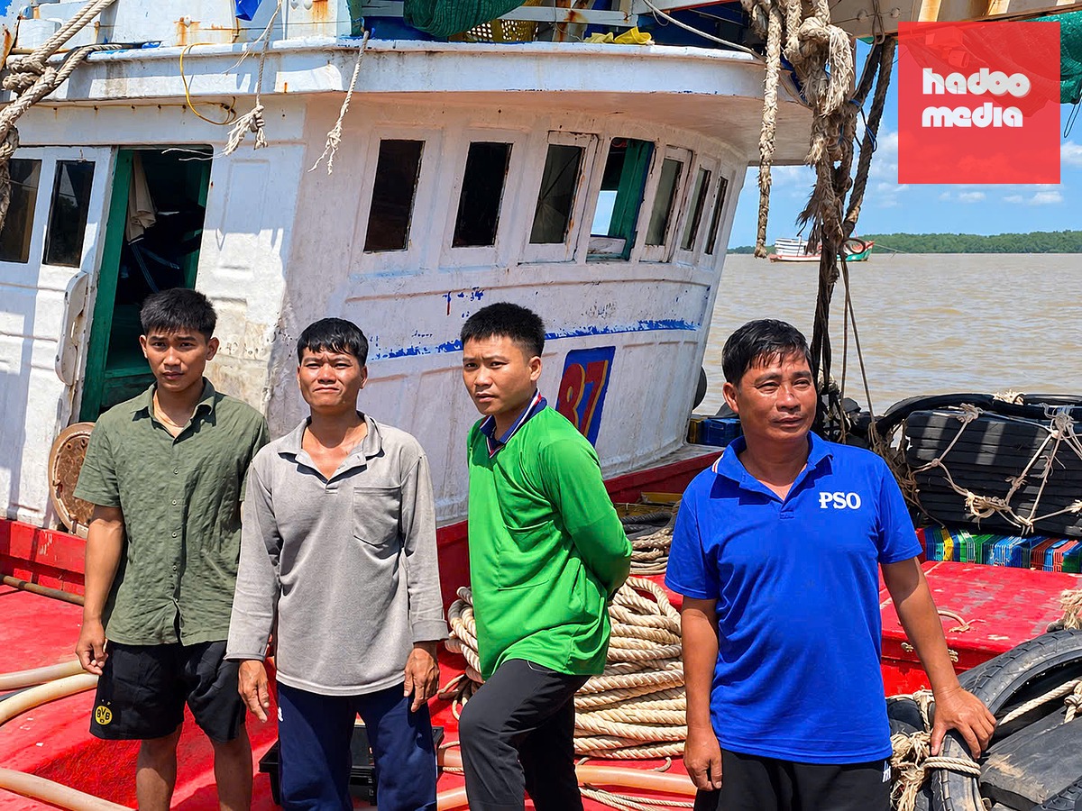 4 ngư dân gặp nạn mạnh khỏe khi tàu cập cầu cảng - Ảnh: KHẮC TÂM