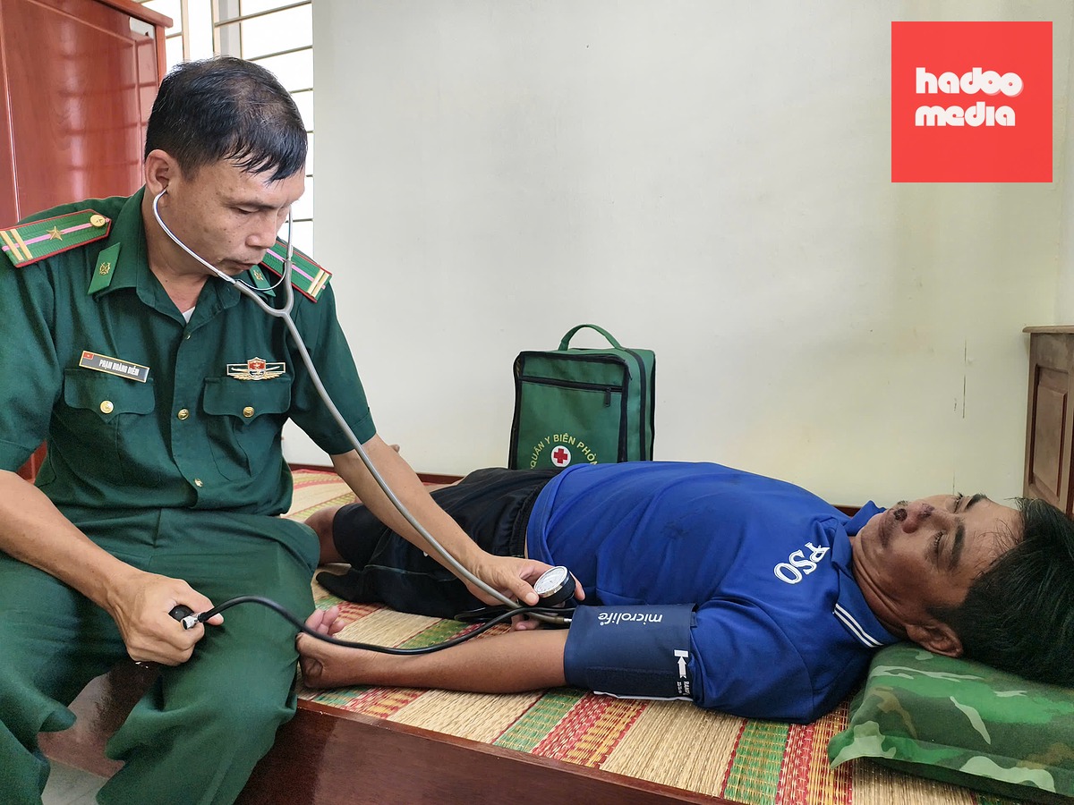 Ngư dân được cán bộ, chiến sĩ Bộ đội Biên phòng thăm khám sức khỏe - Ảnh: CHÍ QUỐC