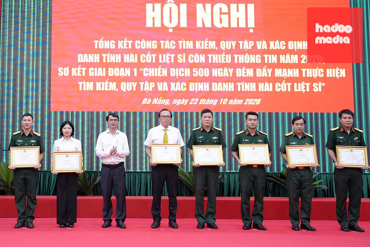 Ông Võ Đình Thế (thứ tư từ trái qua), nhận bằng khen của Chủ tịch UBND TP Đà Nẵng, ngày 23/10. Ảnh: Công Ly