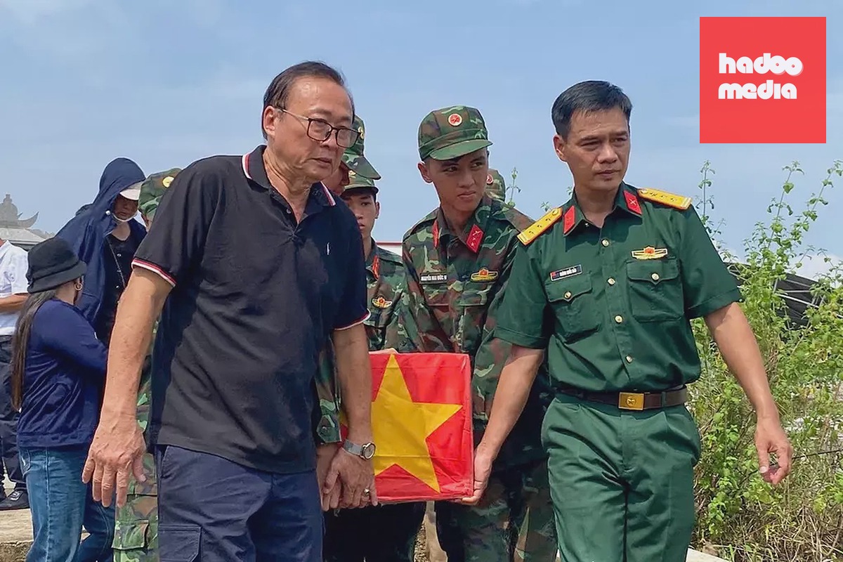 Ông Võ Đình Thế (bên trái), cùng đại diện Bộ Chỉ huy quân sự TP Đà Nẵng di chuyển các hài cốt vừa cất bốc tại khu mộ tập thể ở xã Thu Bồn về xã Hiệp Đức chuẩn bị cho Lễ truy điệu. Ảnh: NVCC