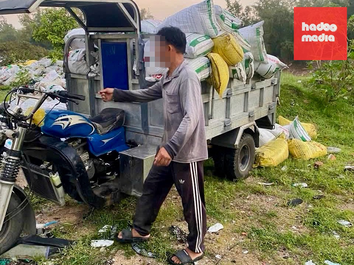 Người đàn ông dùng xe ba gác vứt bỏ chất thải chăn nuôi không đúng nơi quy định ở phường Hòa Hiệp - Ảnh: Công an phường Hòa Hiệp