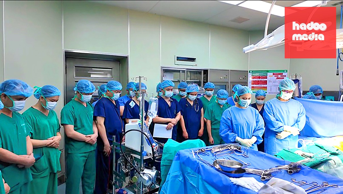 Các y bác sĩ Bệnh viện Bạch Mai cuối đầu tri ân người hiến tạng - Ảnh: BVCC