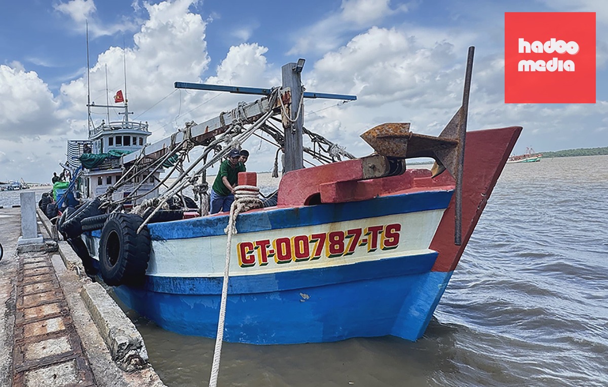 Tàu thu mua hải sản đã cứu giúp bốn ngư dân gặp nạn khi về đến cảng biên phòng Trần Đề.
Ảnh: An Bình