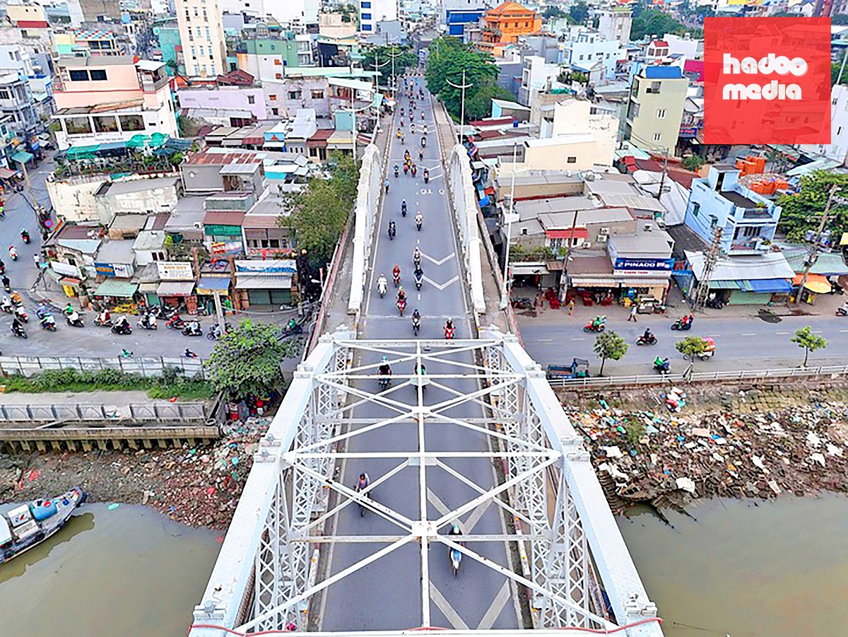 Cầu Tân Thuận 1 là một trong những cây cầu lâu đời ở TP.HCM đến nay vẫn còn được dùng. Cầu dài khoảng 240m, ngang 8m, bắc qua kênh Tẻ nối quận 4 và quận 7 cũ - Ảnh: CHÂU TUẤN