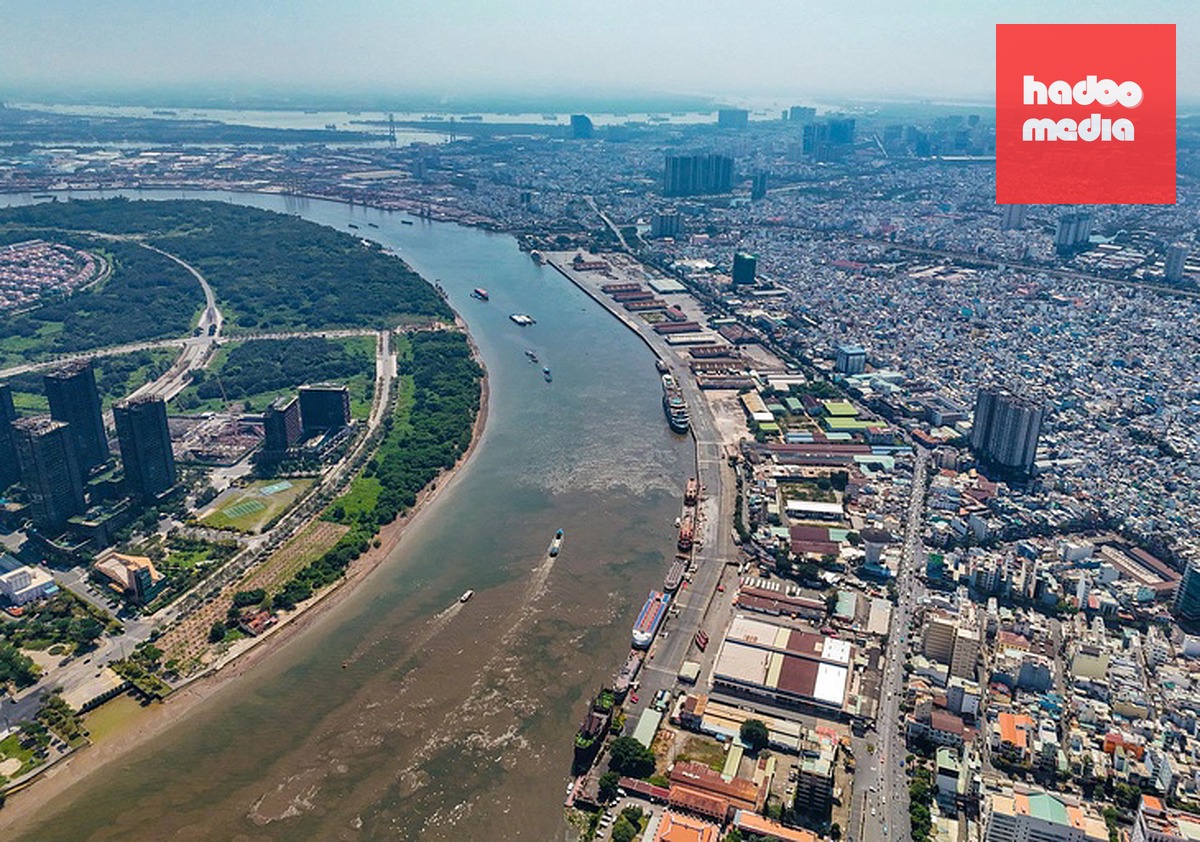 Một phần khu vực triển khai dự án công viên văn hóa Bến Nhà Rồng - Khánh Hội và cây xanh công cộng Bến Bạch Đằng nhìn từ trên cao - Ảnh: CHÂU TUẤN
