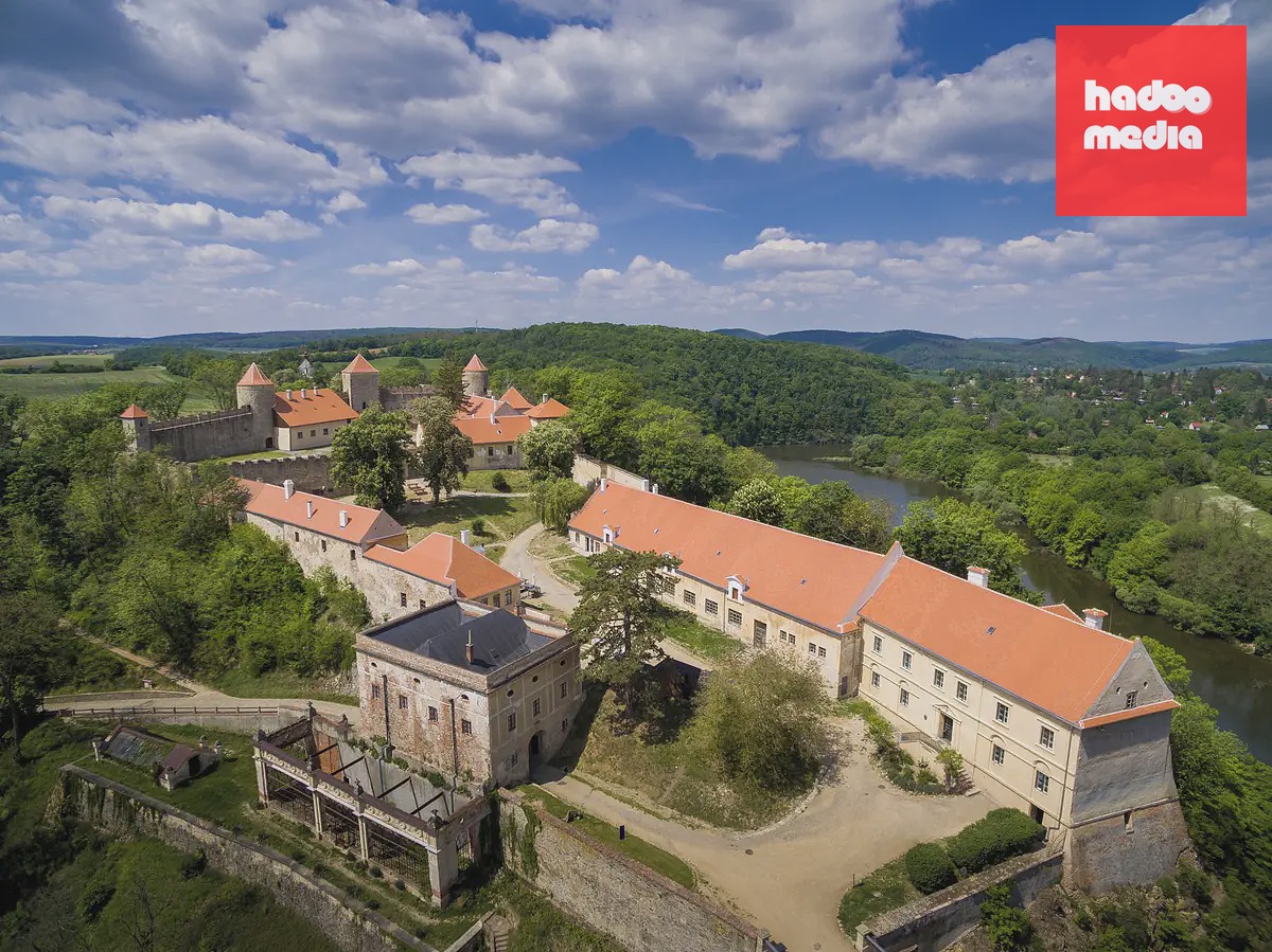 Skleníky (vlevo dole) hradu Veveří u Brna. Oba jsou v žalostném stavu. Opraveny budou do listopadu 2027.