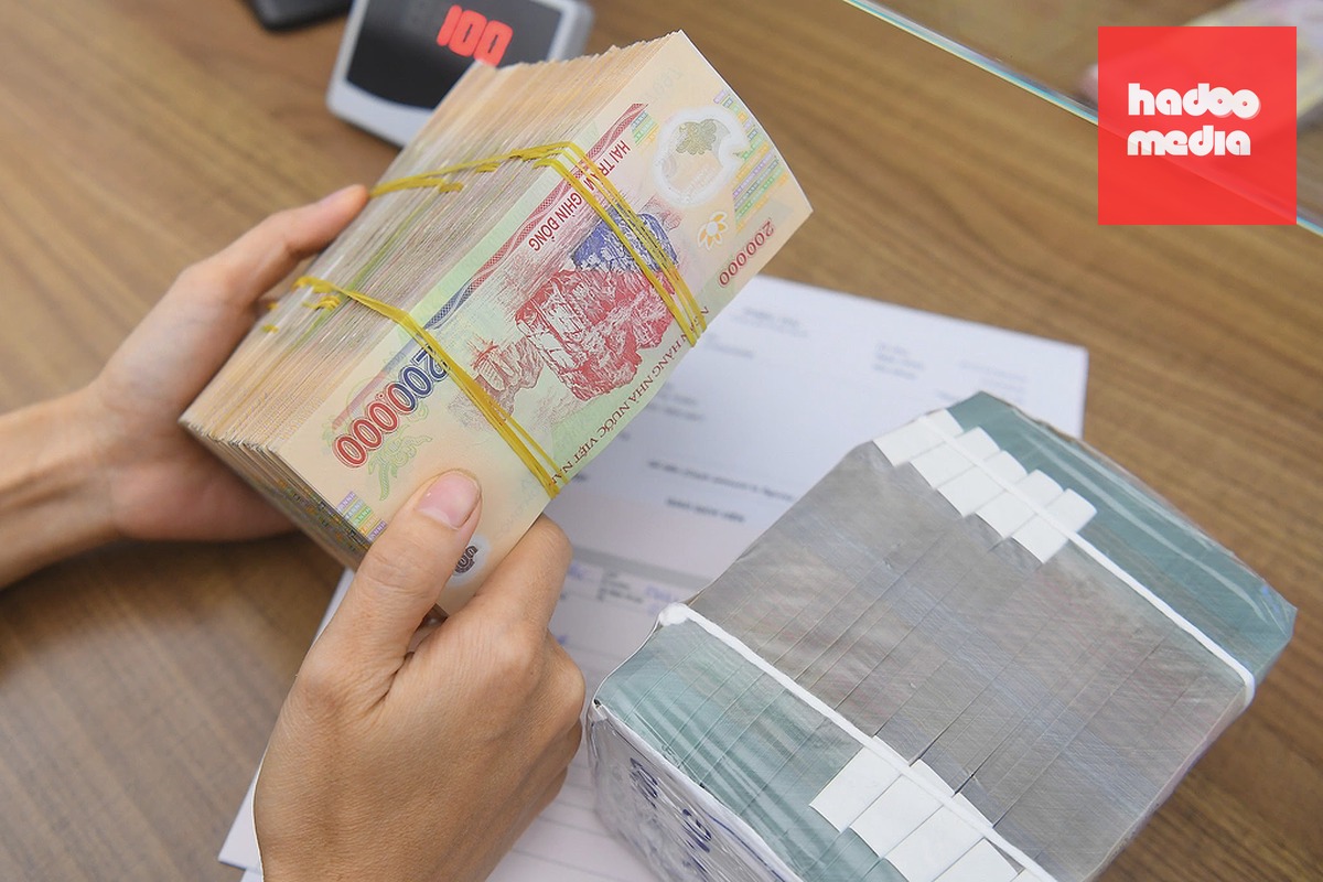 Giao dịch tiền mặt tại một ngân hàng. Ảnh: Giang Huy