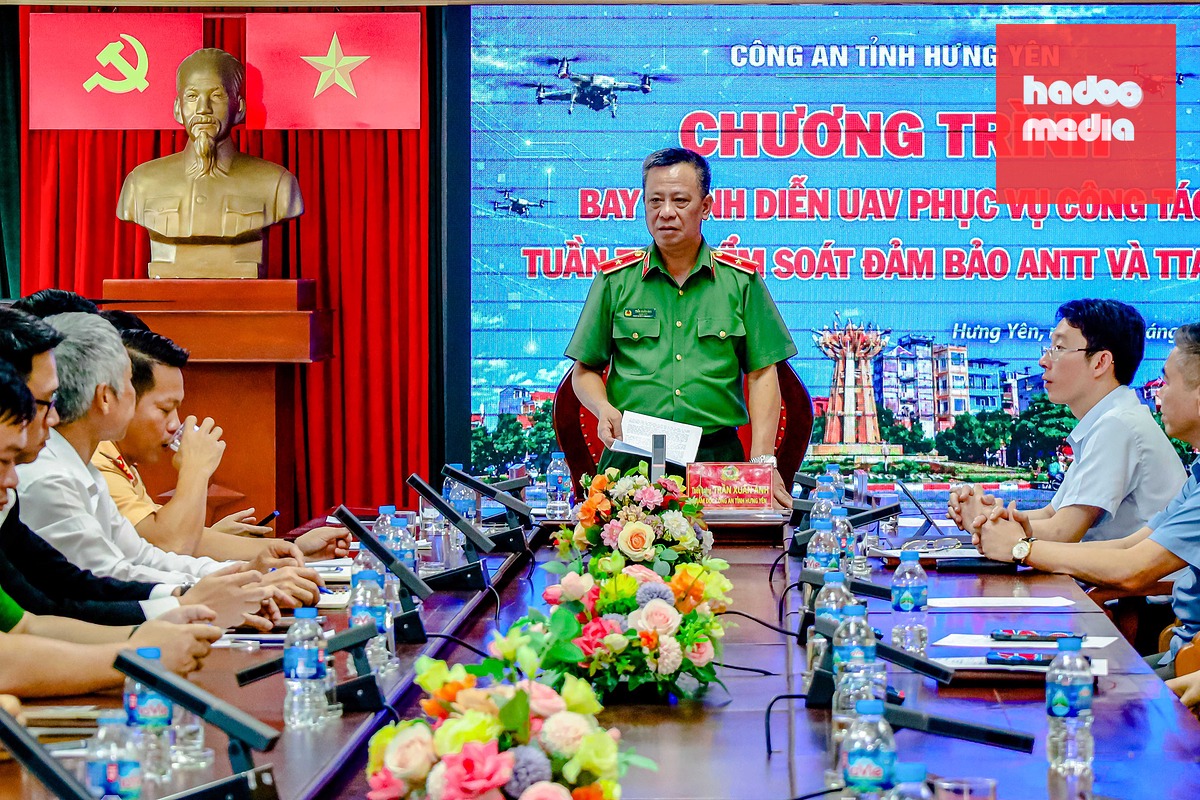 Thiếu tướng Trần Xuân Ánh - Giám đốc Công an tỉnh Hưng Yên - yêu cầu đánh giá toàn diện hiệu quả, tính khả thi và các điều kiện bảo đảm an toàn trước khi nghiên cứu triển khai ứng dụng UAV - Ảnh:  PHẠM THOẠI