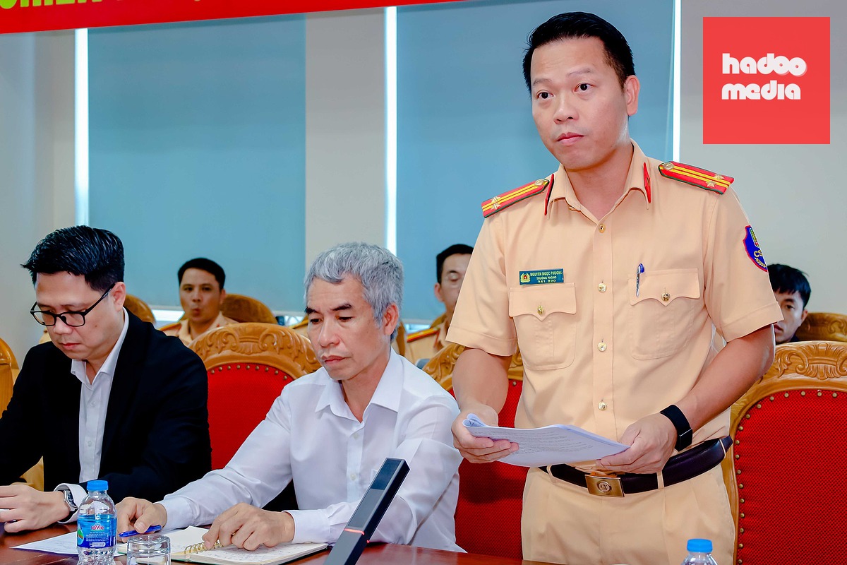Trung tá Nguyễn Ngọc Phương - Trưởng Phòng Cảnh sát giao thông Công an tỉnh Hưng Yên - báo cáo kết quả phối hợp nghiên cứu, triển khai ứng dụng thiết bị bay không người lái (UAV) - Ảnh: PHẠM THOẠI