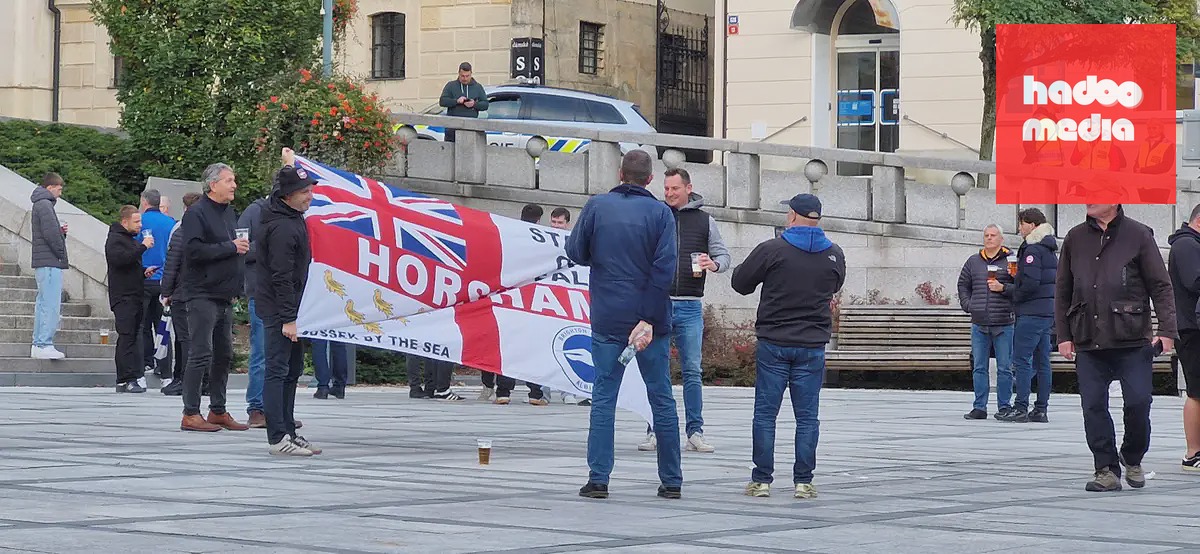 Fanoušci hostujícího celku na náměstí před jabloneckou radnicí.