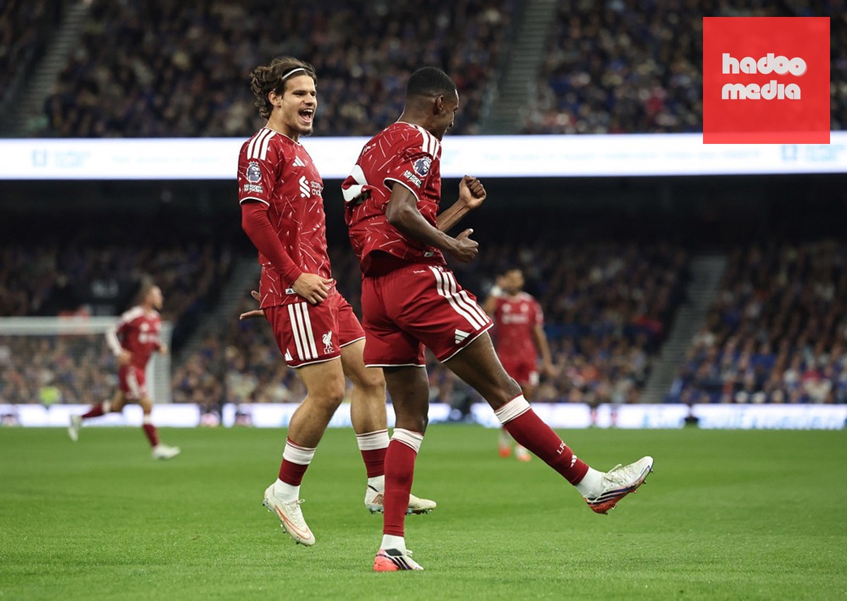 Tiếp tục là cánh phải của Liverpool khi Bradley Barcola tận dụng tình huống mất bóng hớ hênh của hậu vệ Brighton, Olivier Boscagli để kiến tạo cho Alexander Isak băng vào dứt điểm, nâng cách biệt lên thành 2-0. Ảnh: EPA.