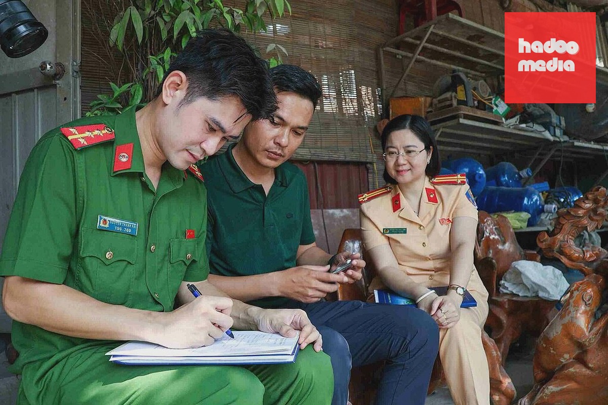Công an xuống tận nơi để xác minh thông tin của phương tiện. Ảnh: Phòng CSGT Công an Hà Nội