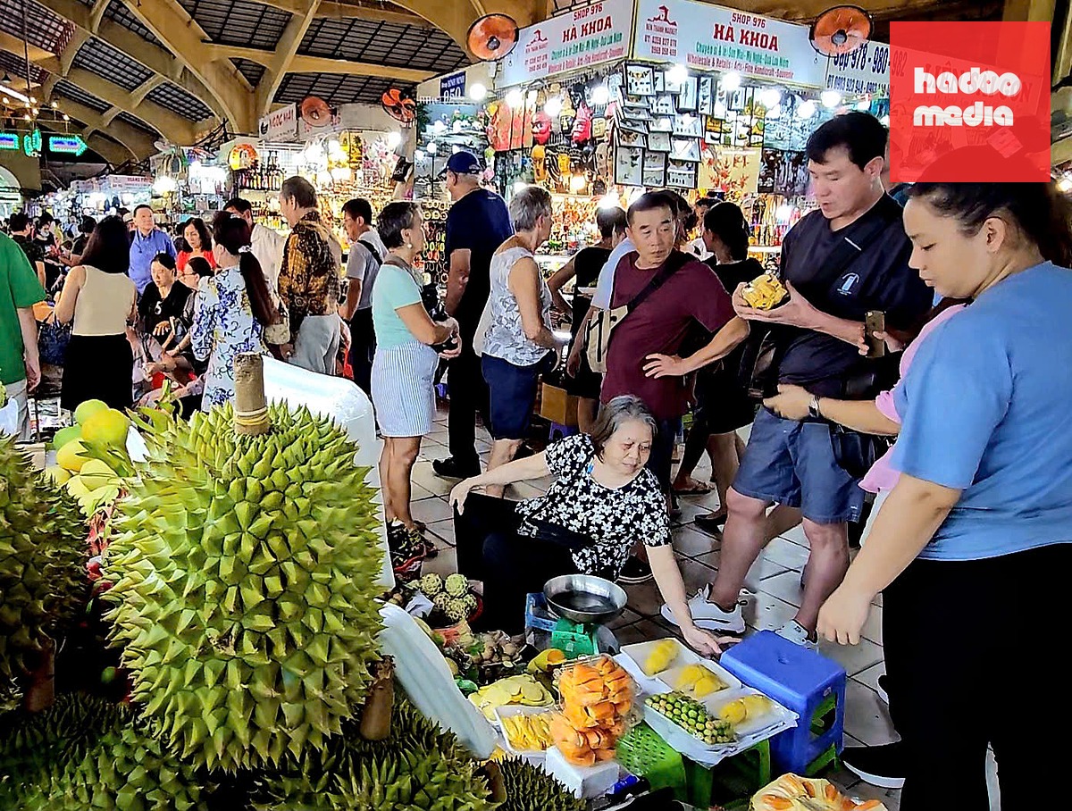 Du khách nước ngoài mua sắm tại chợ Bến Thành - Ảnh: N.TRÍ