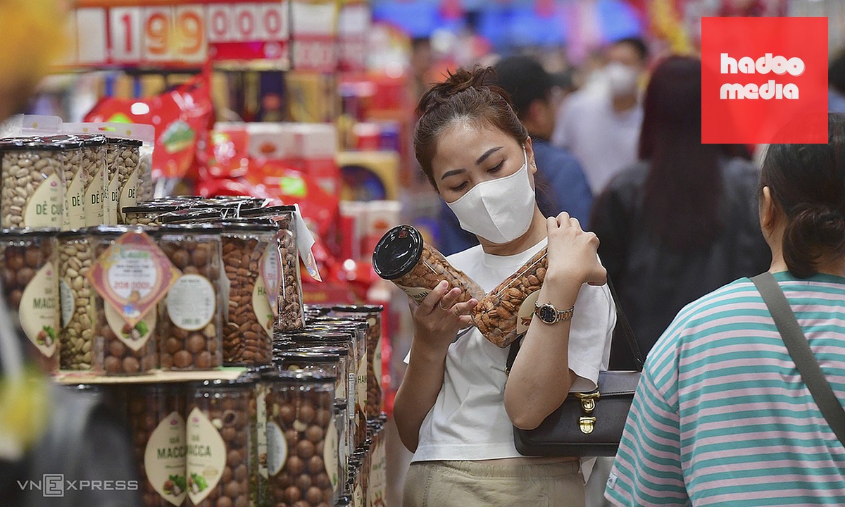 Người dân đi mua sắm ở siêu thị tại TP HCM ngày 7/2. Ảnh: Thanh Tùng