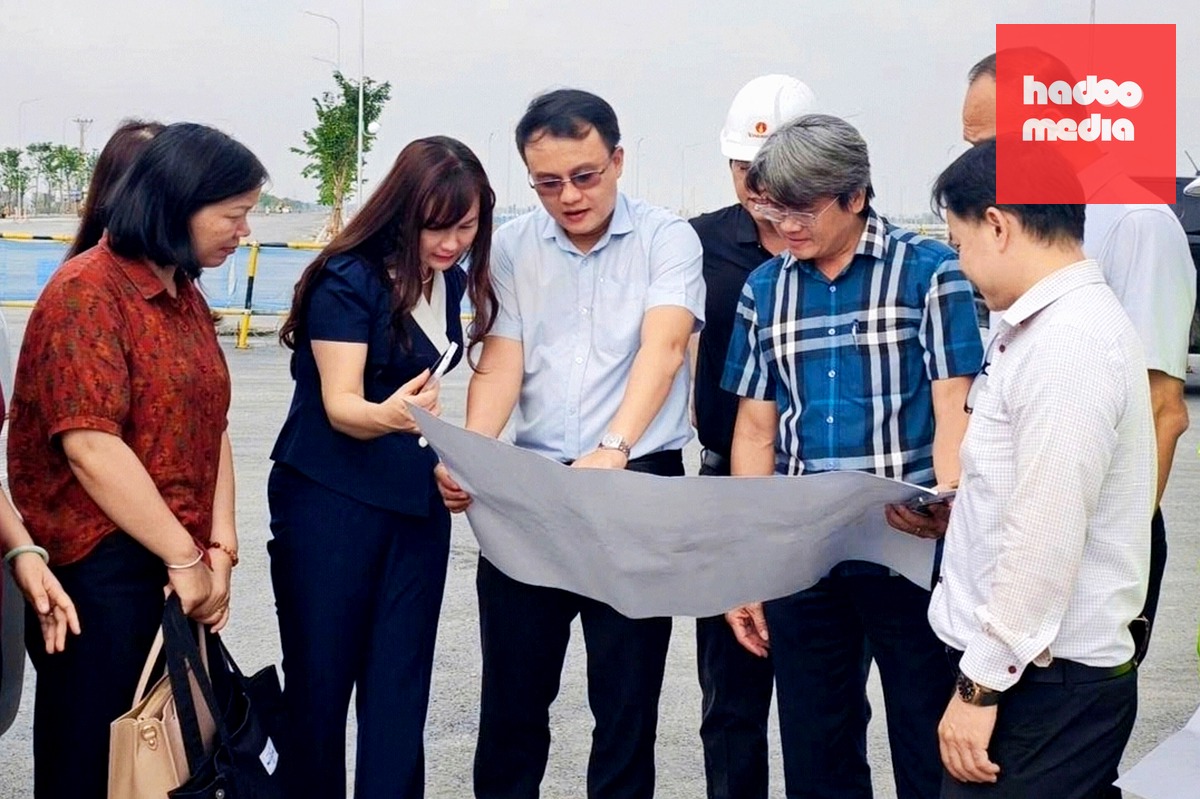 Đoàn công tác do bà Nguyễn Thị Tú Thanh, Phó vụ trưởng Vụ Chính quyền địa phương (Bộ Nội vụ), làm trưởng đoàn (thứ 2 từ trái qua), khảo sát tại xã Xuân Thới Sơn - Ảnh: B.H.
