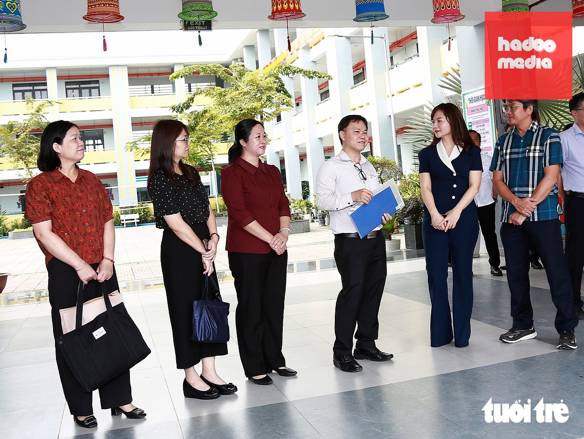 Đoàn công tác do bà Nguyễn Thị Tú Thanh, Phó vụ trưởng Vụ Chính quyền địa phương (Bộ Nội vụ), làm trưởng đoàn, khảo sát tại Trường tiểu học - THCS Tạ Uyên (xã Xuân Thới Sơn) - Ảnh: NGỌC KHẢI