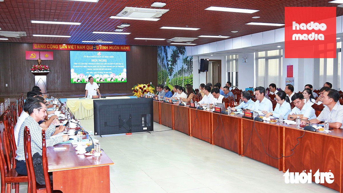 Đoàn công tác do ông Nguyễn Hữu Thành, Phó vụ trưởng Vụ Chính quyền địa phương (Bộ Nội vụ), làm trưởng đoàn, làm việc với đại diện xã Hóc Môn và một số xã vào chiều 25-10 - Ảnh: NGỌC KHẢI