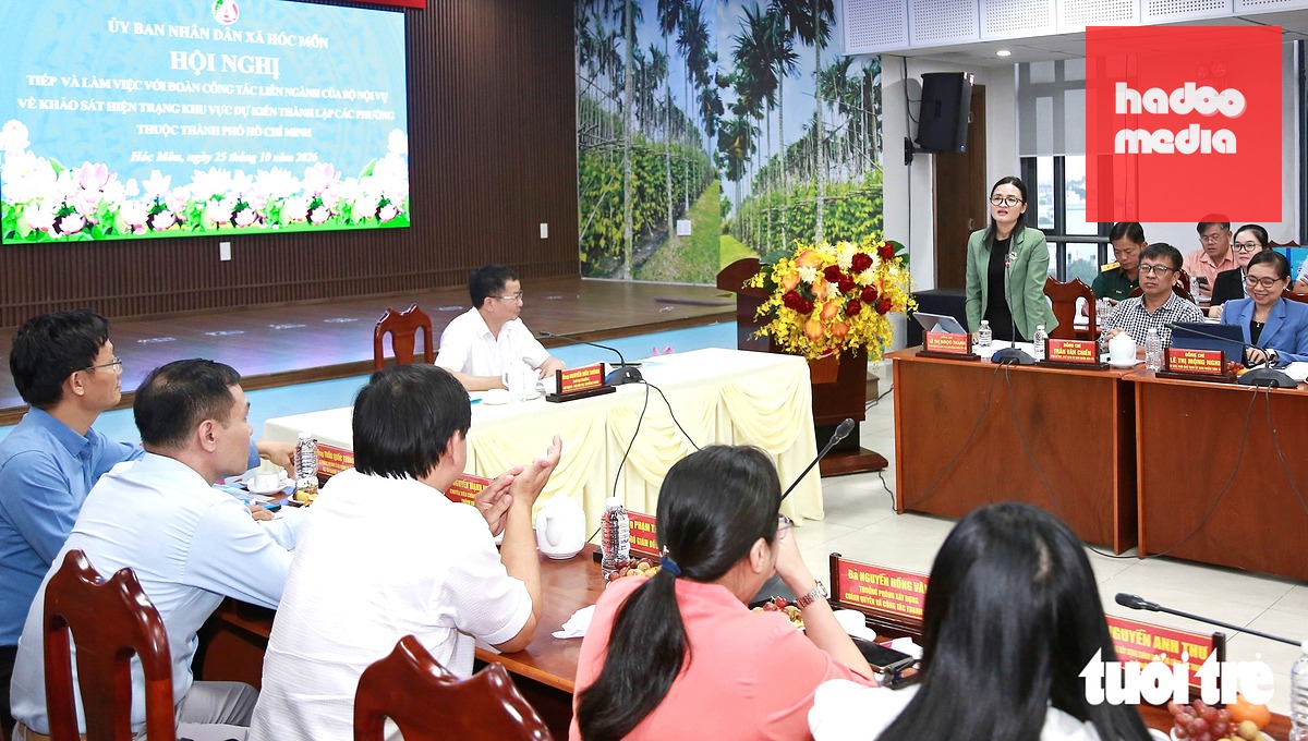 Bà Lê Thị Ngọc Thanh - Bí thư Đảng ủy, Chủ tịch HĐND xã Hóc Môn - phát biểu tại hội nghị tiếp và làm việc với đoàn công tác liên ngành của Bộ Nội vụ - Ảnh: NGỌC KHẢI