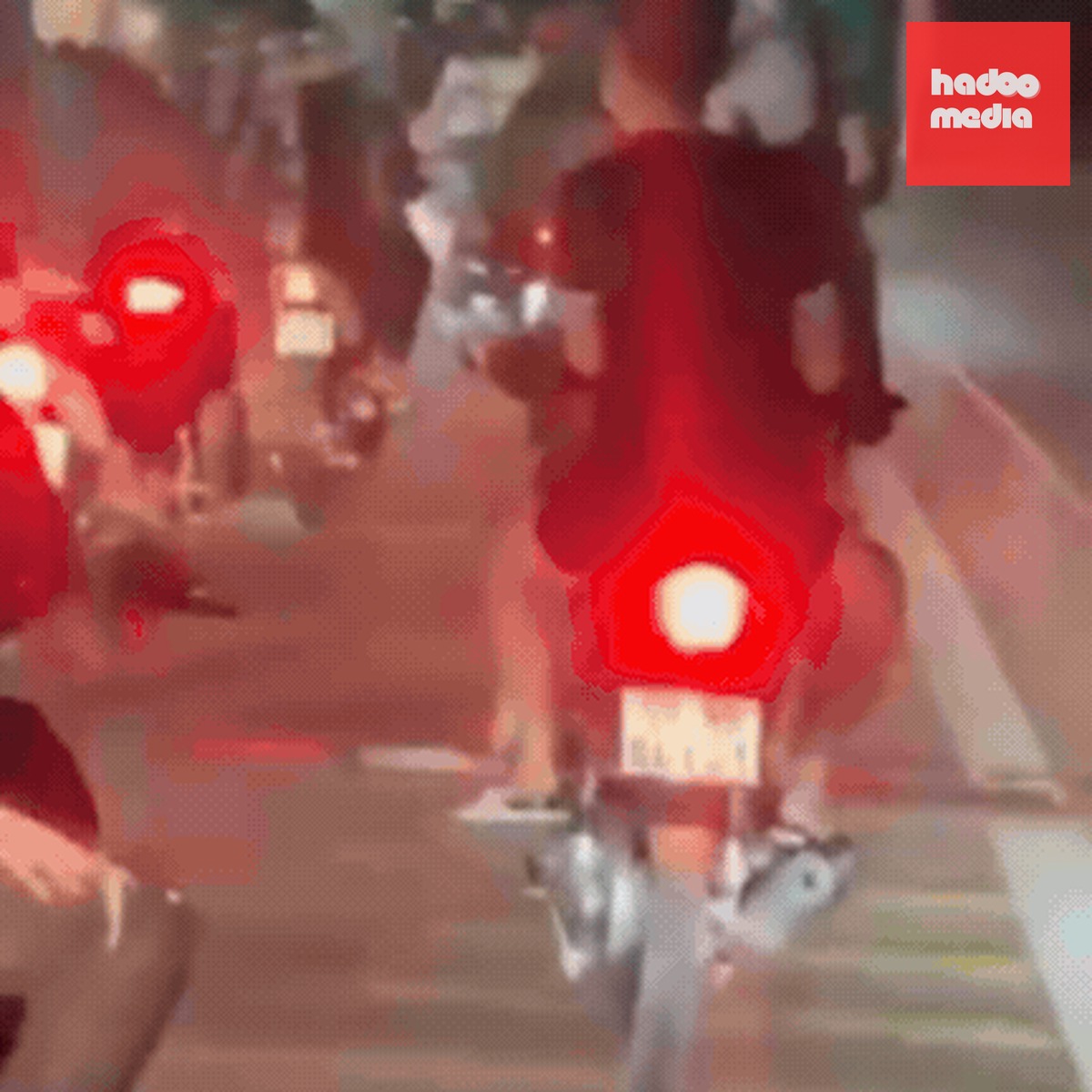 Nhóm thanh thiếu niên đi xe máy đuổi đánh người khác trên đường - Ảnh cắt từ clip
