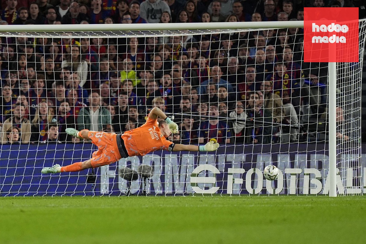 Andriy Lunin – 7.7/10: Thay thế Courtois bị ốm, thủ thành người Ukraine chơi chắc chắn với 5 pha cứu thua, nổi bật là tình huống phản xạ xuất thần trước cú đánh đầu cận thành của Gerard Martin. Ảnh: EPA.

Federico Valverde – 6.8/10: Đá dạt phải để phong tỏa Anthony Gordon, hoàn thành tròn vai nhiệm vụ phòng ngự trước khi rời sân ở phút 62. Ảnh: EPA.

Dean Huijsen – 7.5/10: "Hòn đá tảng" nơi trung tâm hàng thủ với 19 tình huống giải nguy, đọc tình huống xuất sắc và áp đảo trong không chiến. Ảnh: EPA.

Ibrahima Konate – 7.2/10: Cung cấp sức mạnh cơ bắp cần thiết, tranh chấp kiên cường giúp hàng thủ Real đứng vững trước sức ép. Ảnh: EPA.

Marc Cucurella – 6.8/10: Khá vất vả trước sự lắt léo của Lamine Yamal nhưng vẫn giữ vị trí kỷ luật, hạn chế tối đa mối nguy hiểm từ cánh này. Ảnh: EPA.

Aurelien Tchouameni – 6.7/10: Làm tròn nhiệm vụ ở khu trung tuyến với tỷ lệ chuyền bóng chính xác lên tới 96% (44/46 đường chuyền), giúp che chắn hiệu quả cho hàng thủ. Ảnh: EPA.

Bernardo Silva – 6.4/10: Tích cực phòng ngự từ xa, cầm nhịp và thoát pressing trong bối cảnh Real giữ ít bóng, thi đấu bền bỉ đến phút 80. Ảnh: EPA.

Arda Guler – 7/10: Mối đe dọa thường trực bên cánh phải với 5 cú sút (3 lần trúng đích), chỉ thiếu một chút sắc bén để có bàn thắng. Ảnh: EPA.

Jude Bellingham – 7.2/10: Gây ấn tượng ở khối lượng vận động và phong tỏa nhạc trưởng Rodri của Barca nhiều hơn là khâu tấn công; bỏ lỡ một cơ hội dứt điểm ở phút 78. Ảnh: EPA.

Yan Diomande – 7/10: Chăm chỉ hỗ trợ phòng ngự bên cánh trái, có một nỗ lực phản công nguy hiểm cuối hiệp một trước khi rời sân nhường chỗ cho Carlos Espi. Ảnh: EPA.

Kylian Mbappe – 8.3/10 (Cầu thủ xuất sắc nhất trận): Ngôi sao người Pháp định đoạt trận Siêu kinh điển với cú đúp (phút 41 và 87), chính thức chạm mốc 100 bàn thắng trong màu áo Real Madrid.