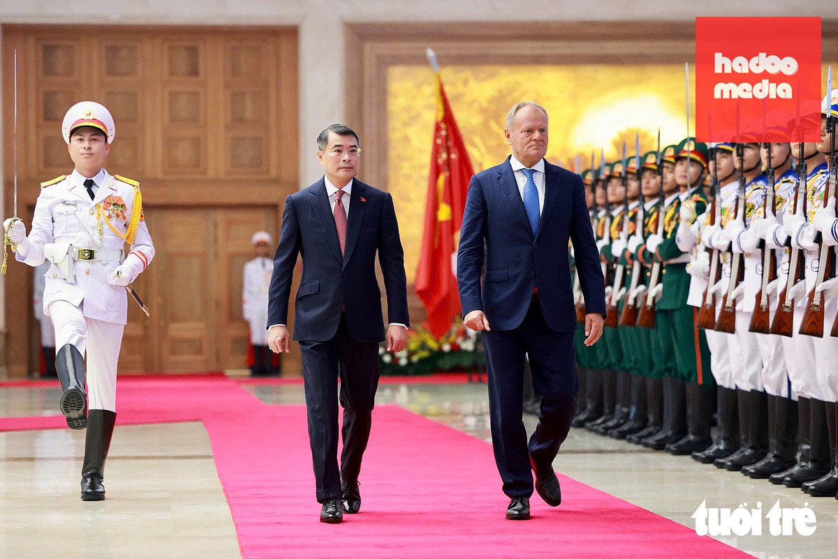 Thủ tướng Lê Minh Hưng và Thủ tướng Ba Lan Donald Tusk duyệt đội danh dự Quân đội nhân dân Việt Nam tại lễ đón chính thức sáng 26-10 - Ảnh: NGUYỄN KHÁNH