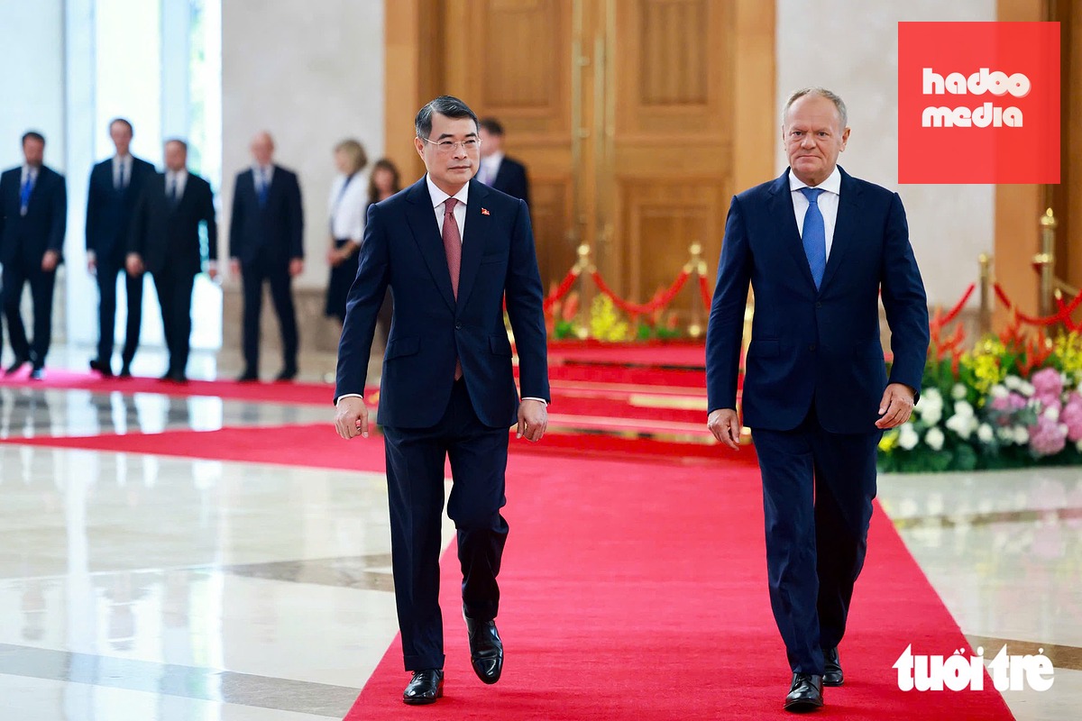 Thủ tướng Lê Minh Hưng mời Thủ tướng Ba Lan Donald Tusk duyệt đội danh dự Quân đội nhân dân Việt Nam - Ảnh: NGUYỄN KHÁNH