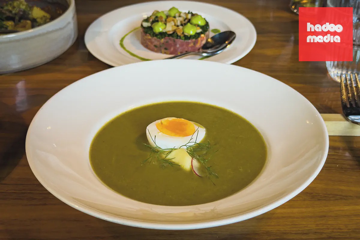 Šťovíková polévka byla asi nejzajímavější položkou podzimního menu. Průměrný tatarák pak zastínily dokonale připravené husí žaludky s dýňovým pyré.