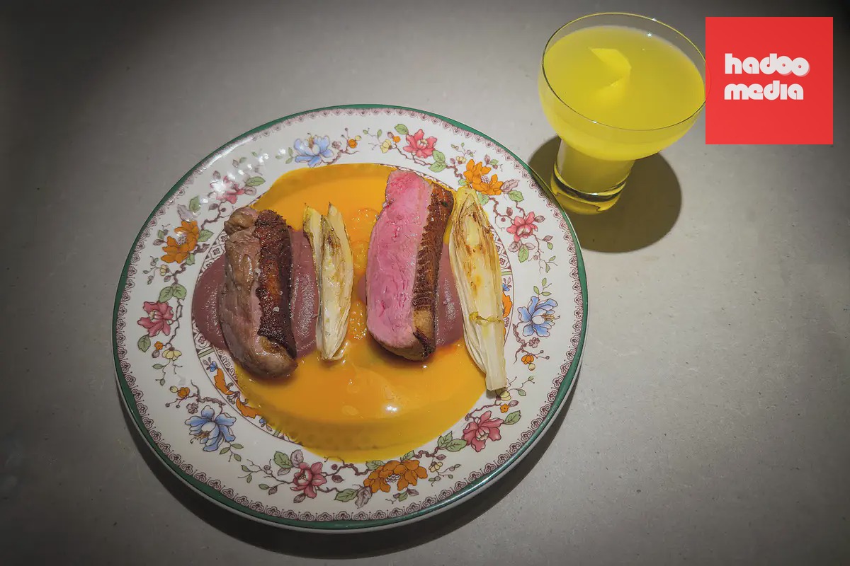 Kachní prso na pomerančích chuťově přímo žadoní o přidružení koktejlu Kalamansi French 75.