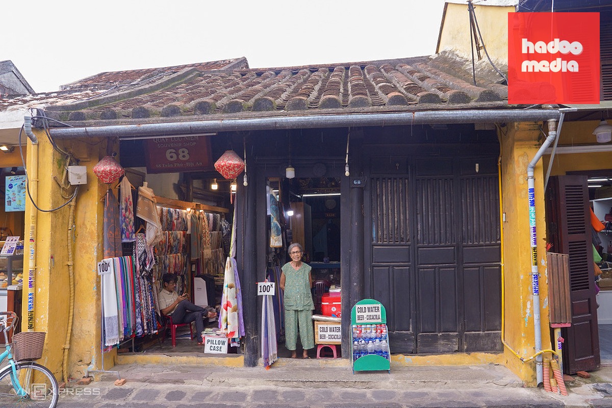 Cụ Ngô Thị Gần, 87 tuổi, là một trong số những người Hội An sống trong ngôi nhà cha mẹ để lại ở số 68 Trần Phú. Bà gặp khó khi tự kinh doanh, trong khi căn nhà ngày một xuống cấp. Ảnh: Nguyễn Đông