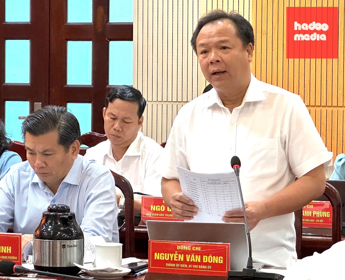 Ông Nguyễn Văn Đông - Thành ủy viên Thành ủy TP.HCM, Bí thư Đảng ủy phường Dĩ An - báo cáo với tổ công tác - Ảnh: BÁ SƠN
