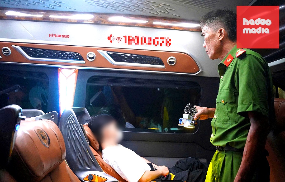 Công an kiểm tra xe khách để không bỏ lọt, truy lùng 3 phạm nhân - Ảnh: NGUYỄN HOÀNG