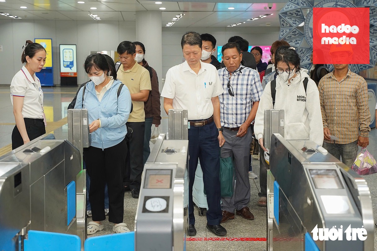 TP.HCM phát động phong trào tăng cường đi phương tiện giao thông công cộng (xe buýt, metro...) - Ảnh: THUẬN VĂN