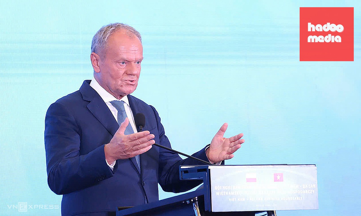 Thủ tướng Donald Tusk phát biểu tại hội nghị ở Hà Nội chiều 26/10. Ảnh: Giang Huy