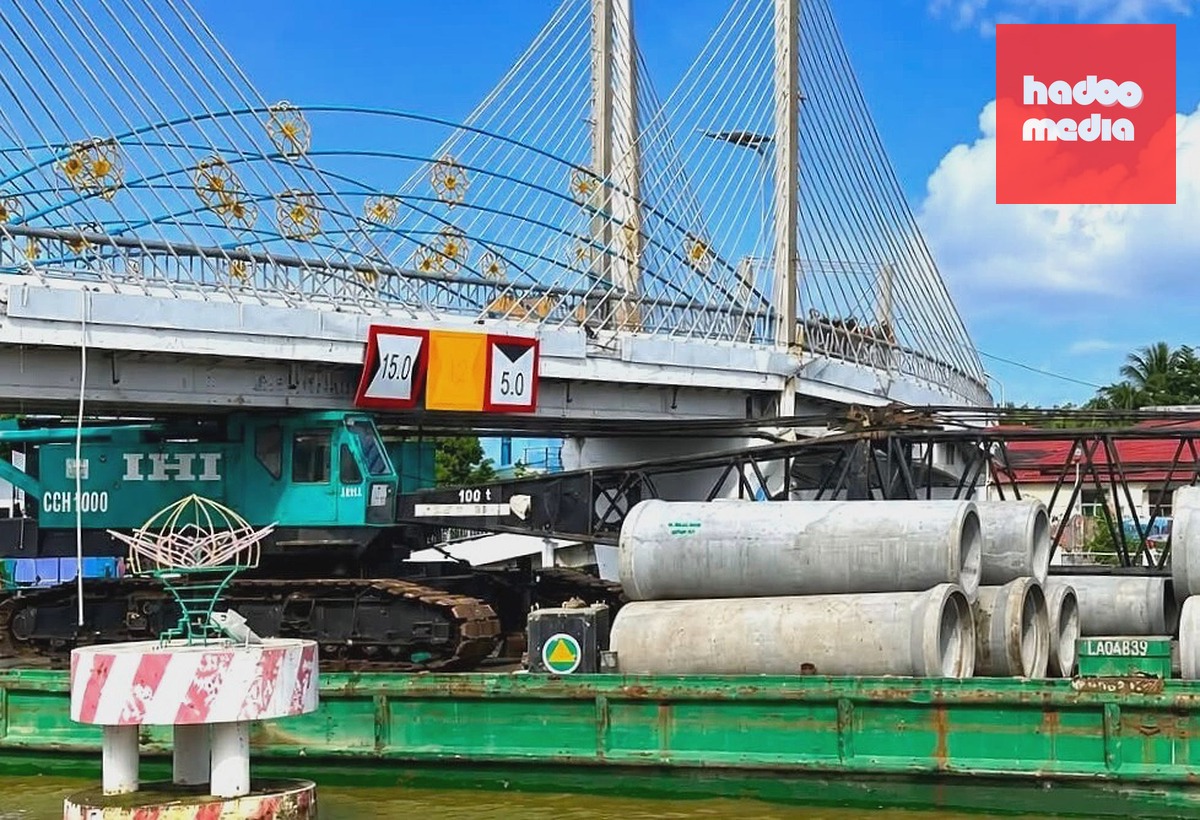 Thời điểm sà lan chở vật liệu vướng vào cầu. Ảnh: Minh Minh