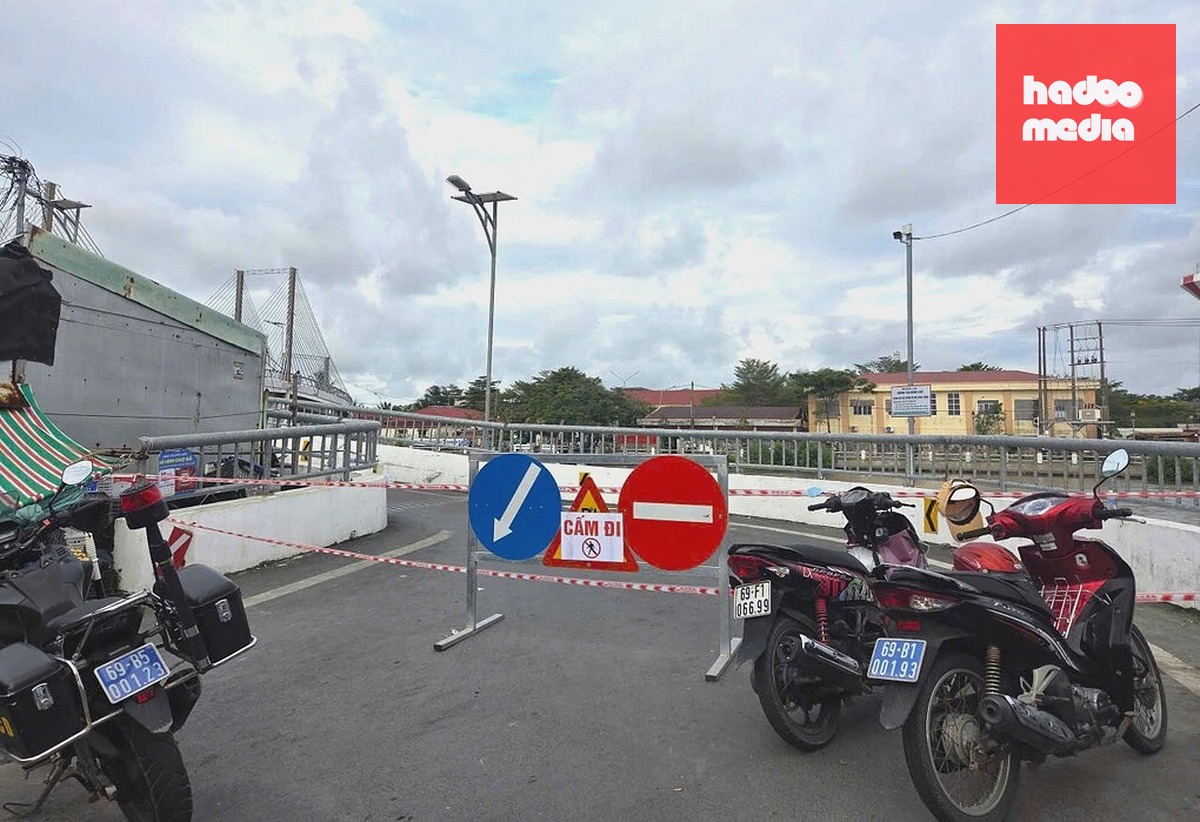Cầu bị phong tỏa để khắc phục sự cố. Ảnh: Chúc Ly