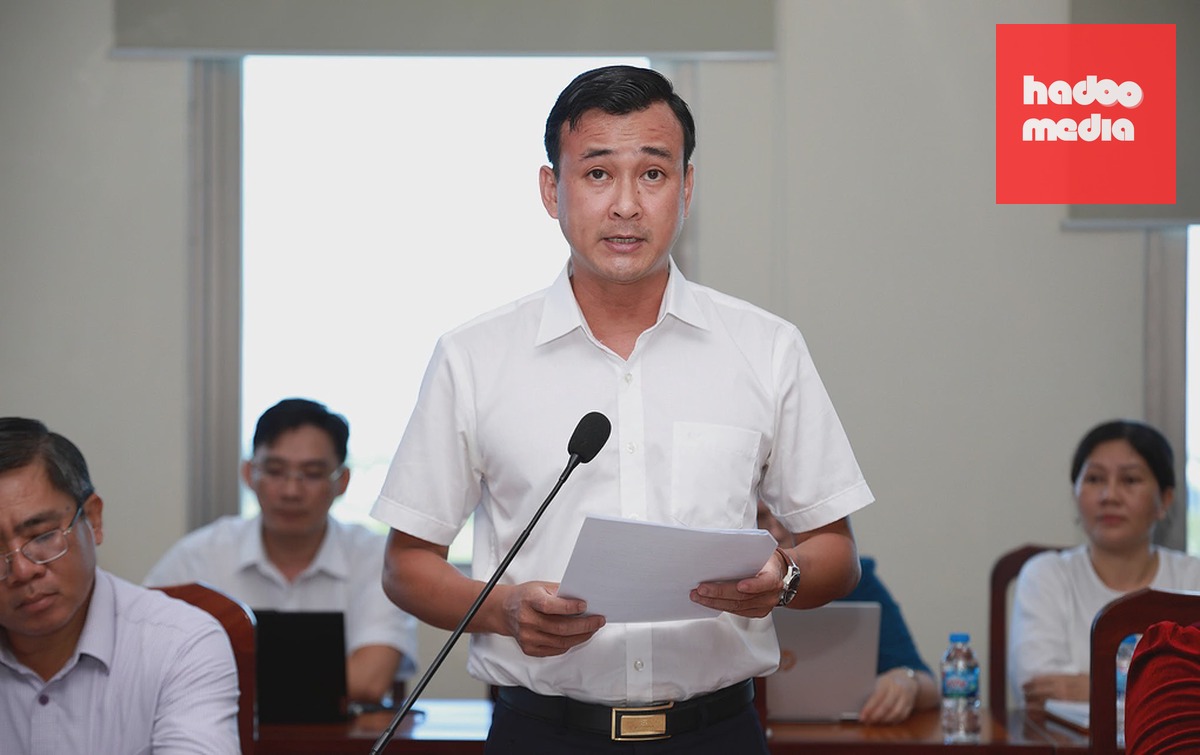 Ông Nguyễn Phi Đa, Chánh văn phòng UBND tỉnh Đồng Tháp, thông tin tại họp báo. Ảnh: Hoàng Nam