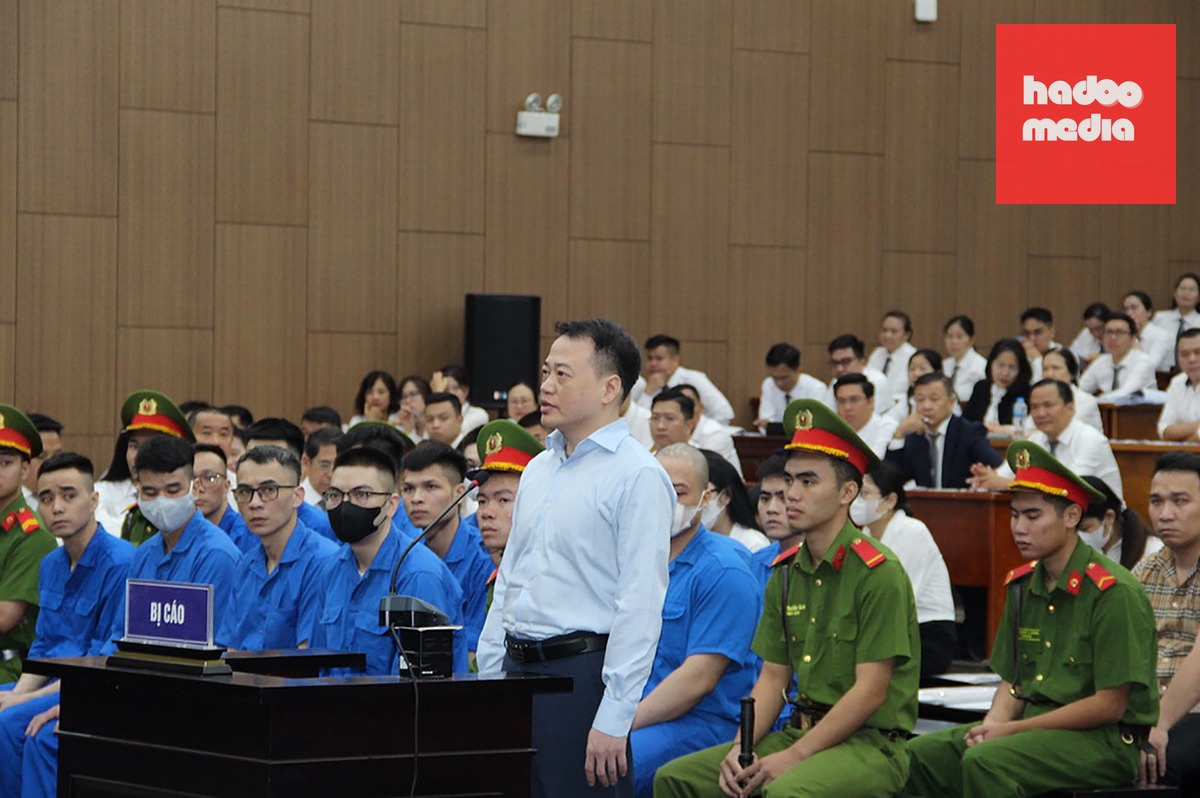 Shark Bình tại phiên tòa ngày 26-10 - Ảnh: GIANG LONG