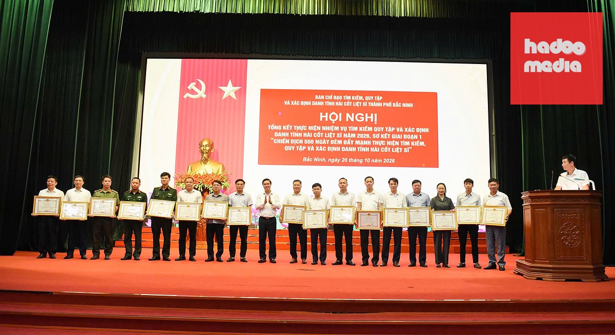 17 tập thể và 51 cá nhân có thành tích trong thực hiện Chiến dịch 500 ngày đêm được nhận bằng khen của Chủ tịch UBND TP Bắc Ninh - Ảnh: THU HƯƠNG