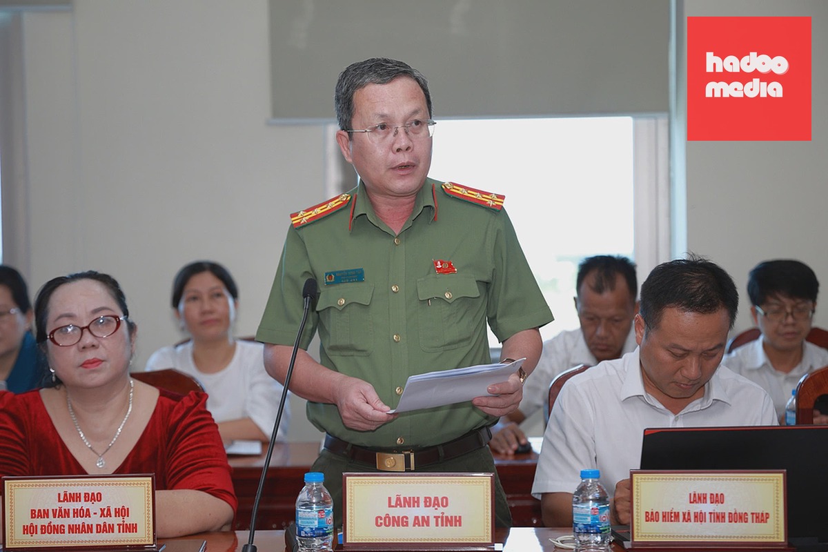 Đại tá Nguyễn Minh Tân, Phó giám đốc Công an tỉnh Đồng Tháp, thông tin vụ việc tại họp báo chiều 26/10. Ảnh: Hoàng Nam